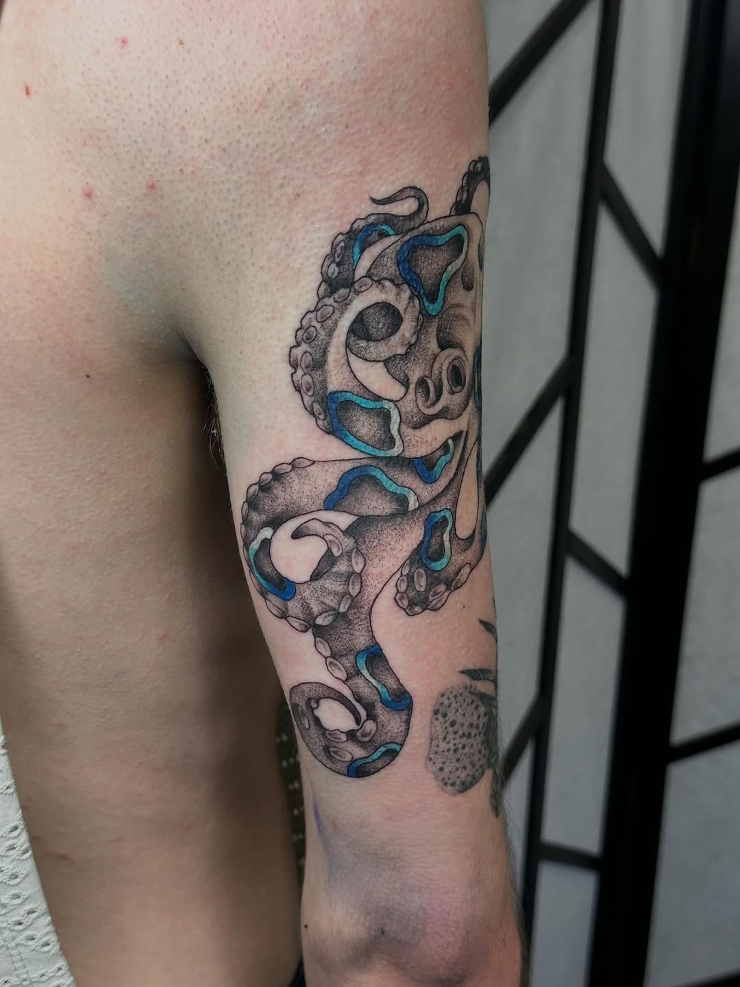Tattoo by @elishabtatz — black_and_grey