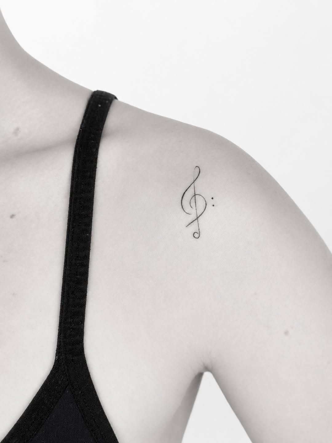 Tattoo by @alona_zamsh_tattoo — fine_line, minimalist