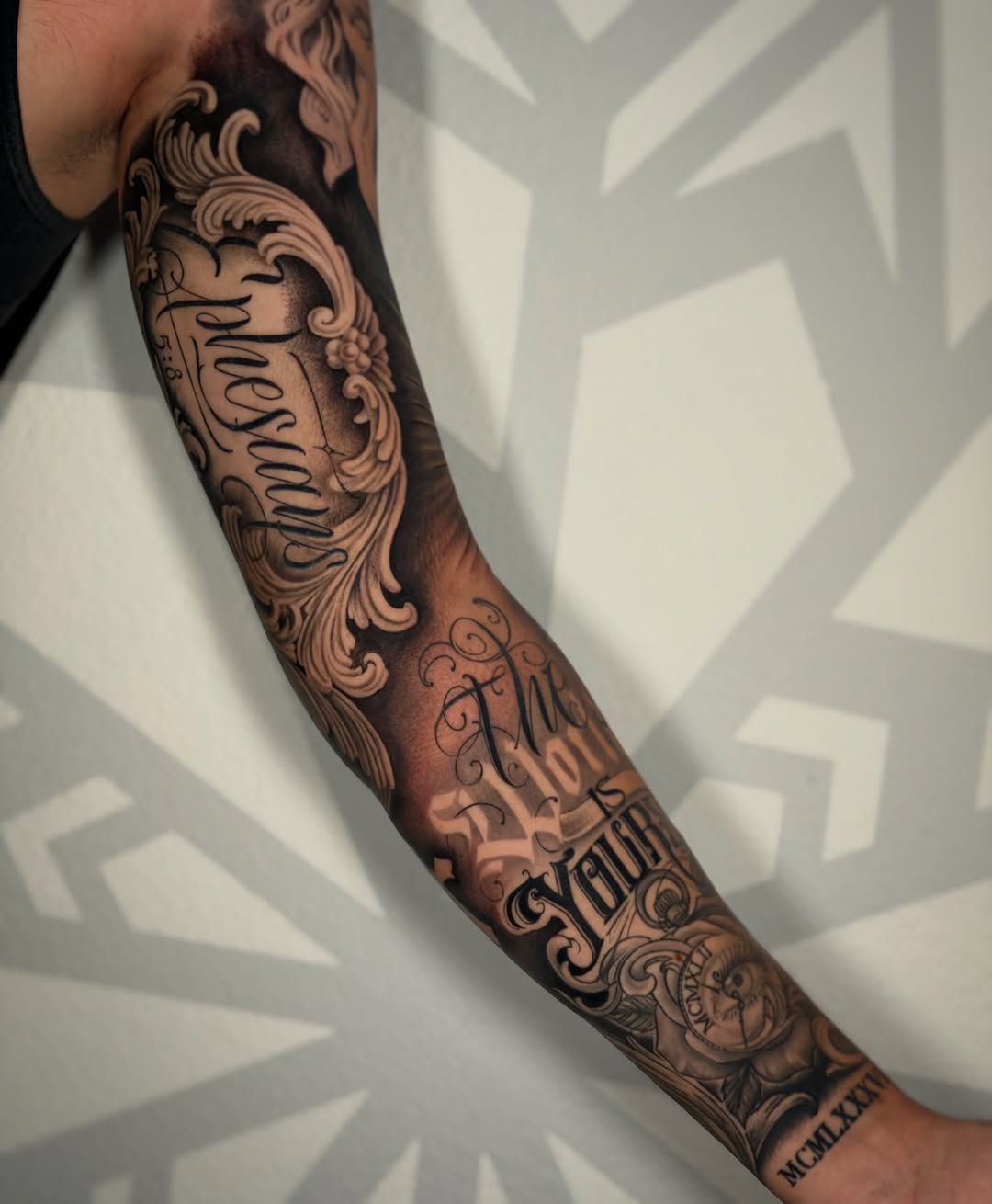 Tattoo by @nandojaa_ink — lettering_script, black_and_grey