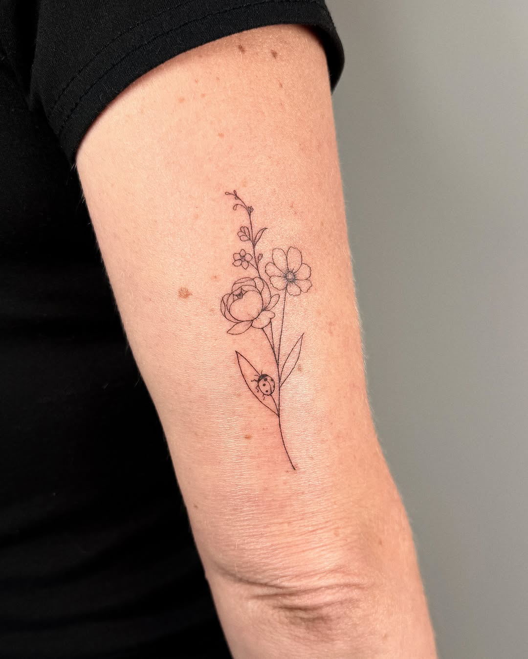 Tattoo by @rachelle.inks โ fine_line, illustrative