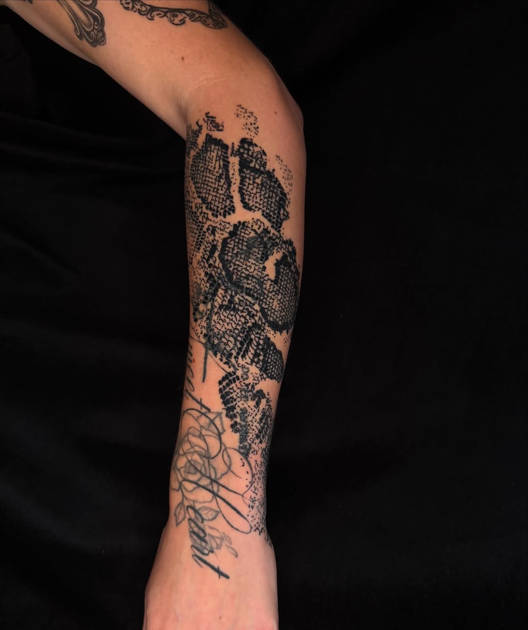 Tattoo by @isa.tats — blackwork, illustrative