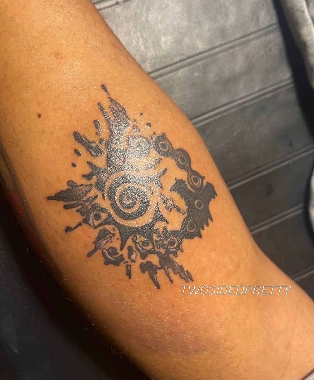 Tattoo by @twosidedpretty โ blackwork