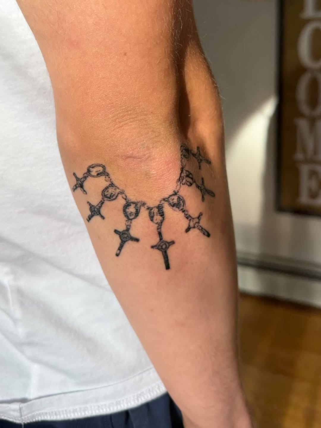Tattoo by @avaniloutattoo — fine_line, black_and_grey