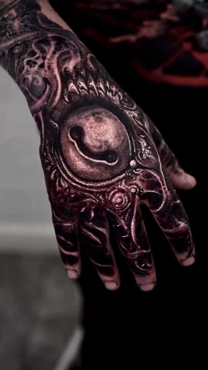 Tattoo by @kwannew_ โ blackwork