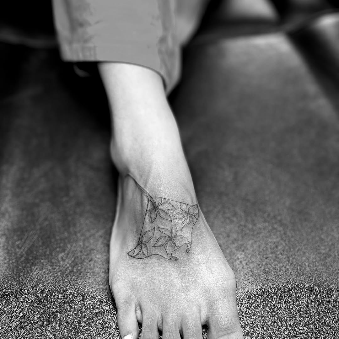 Tattoo by @littleinkliv โ fine_line, minimalist
