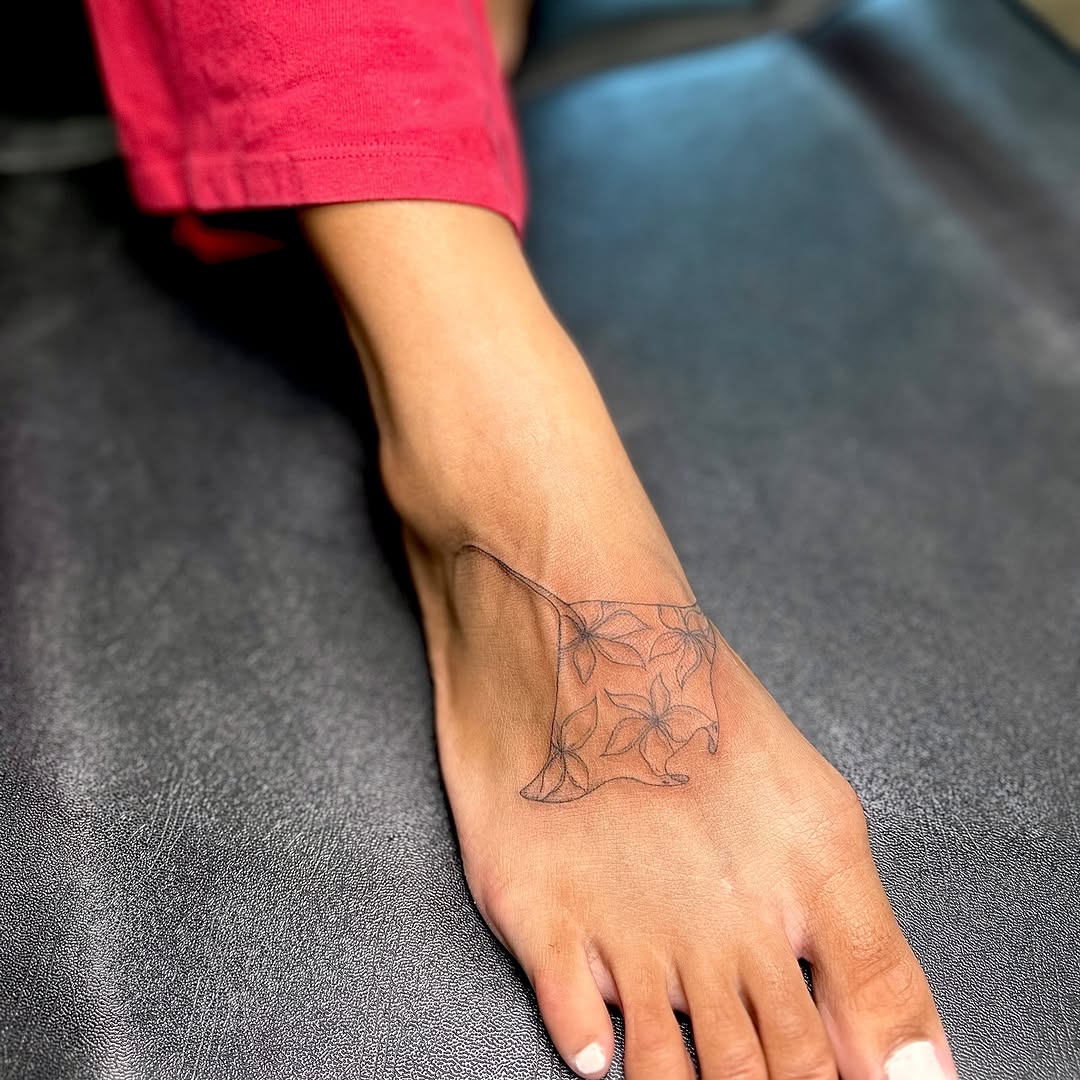 Tattoo by @littleinkliv โ fine_line