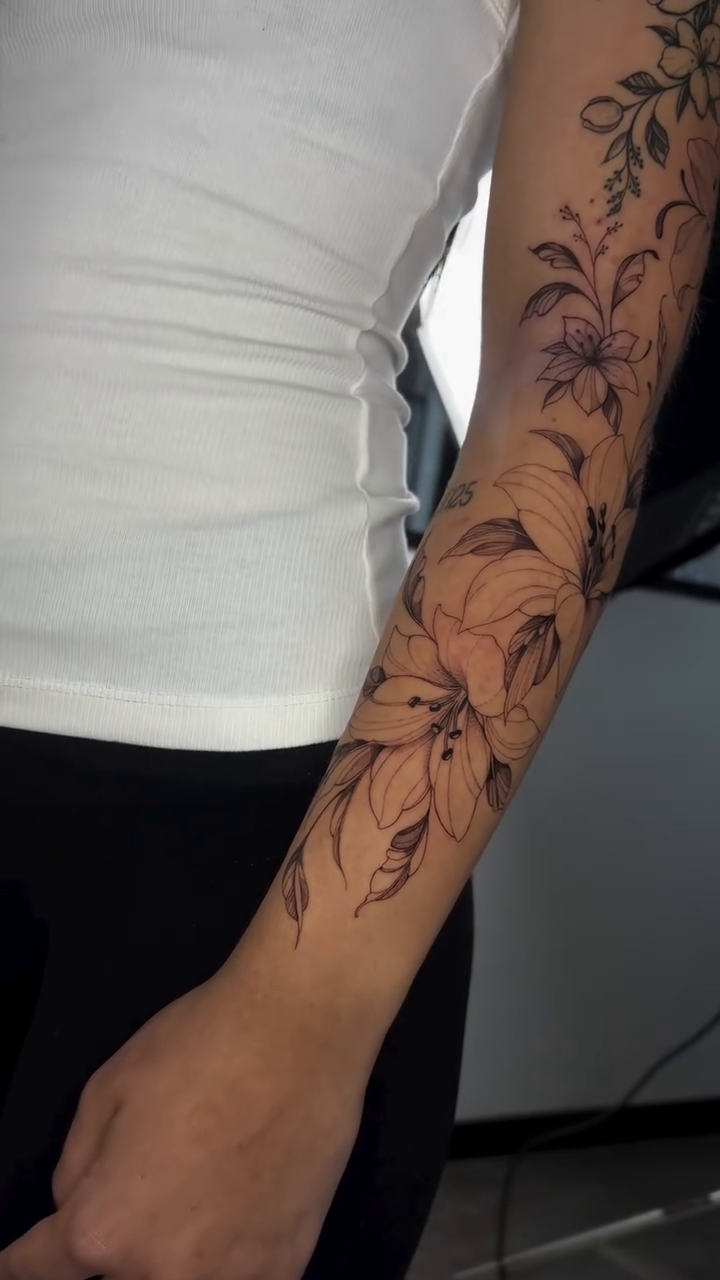 Tattoo by @ariusink โ fine_line