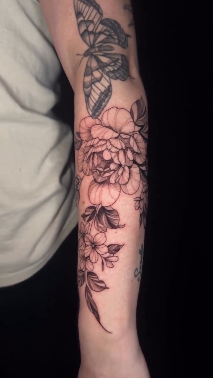Tattoo by @nia.c__tattoo — fine_line, black_and_grey