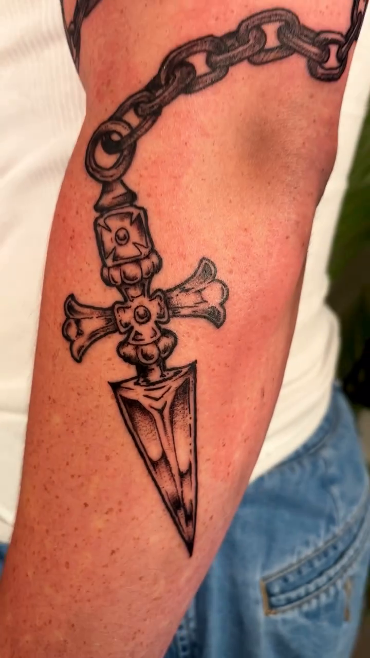 Tattoo by @hoppingfences โ blackwork