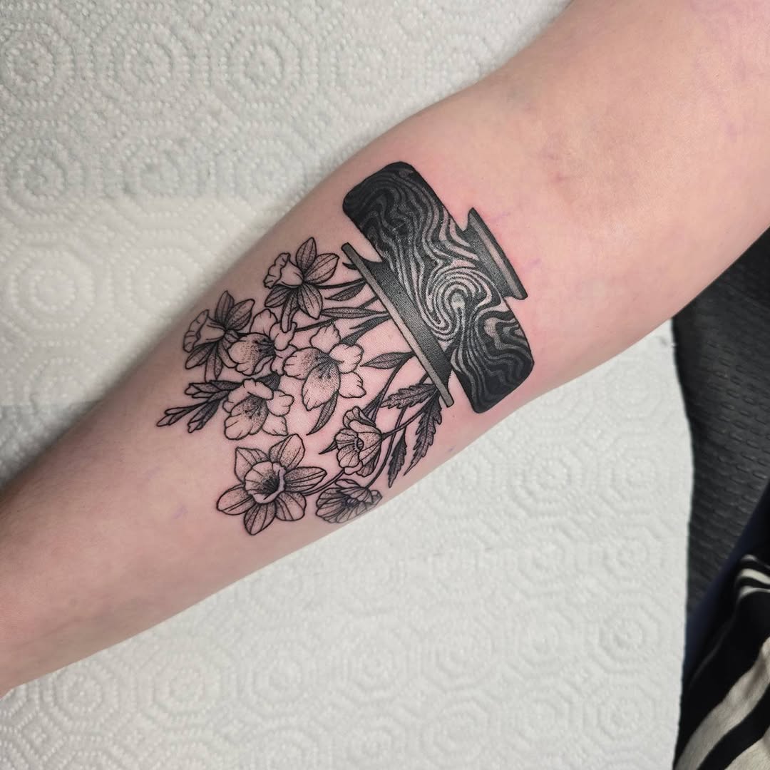 Tattoo by @makluvintattoos — black_and_grey, fine_line