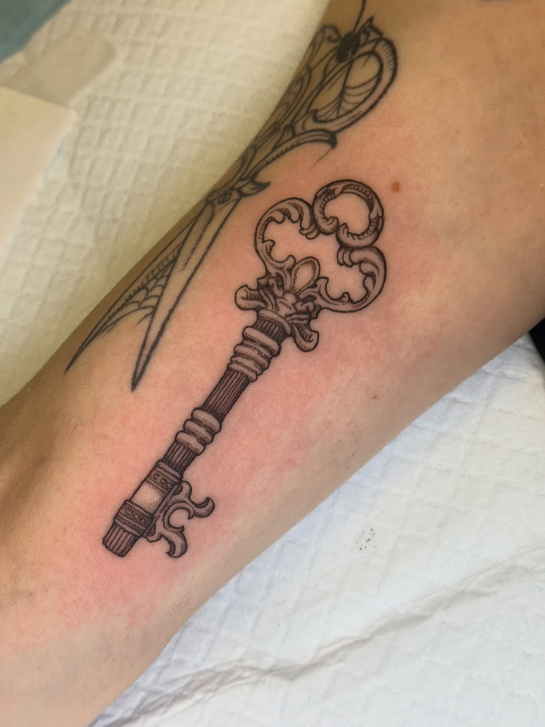 Tattoo by @t.wisted_and_sketchy β black_and_grey