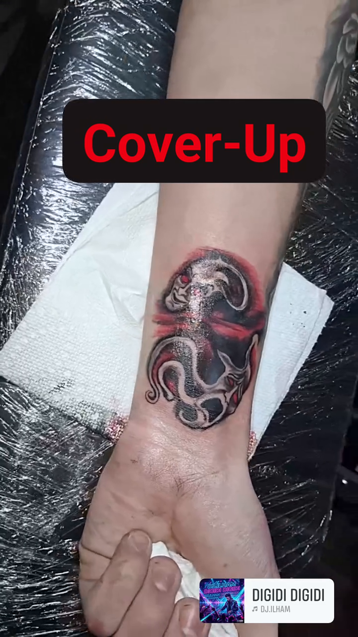 Tattoo by @fairyworldtattoo โ blackwork