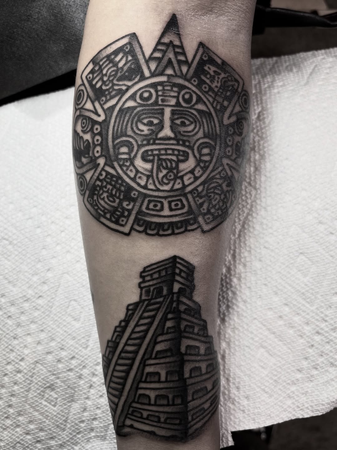 Tattoo by @chavolui_tattoos — blackwork, illustrative