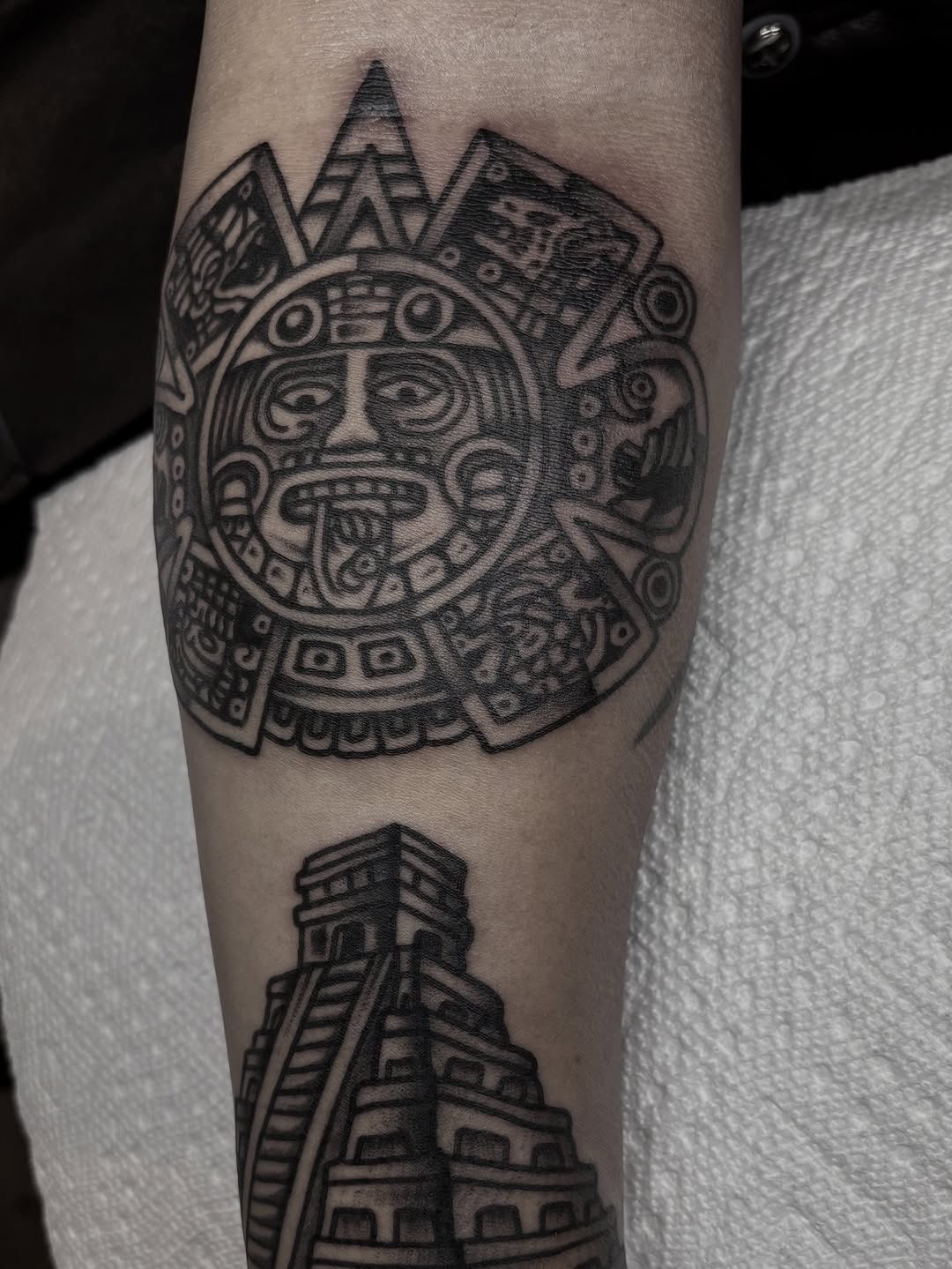 Tattoo by @chavolui_tattoos — blackwork, illustrative
