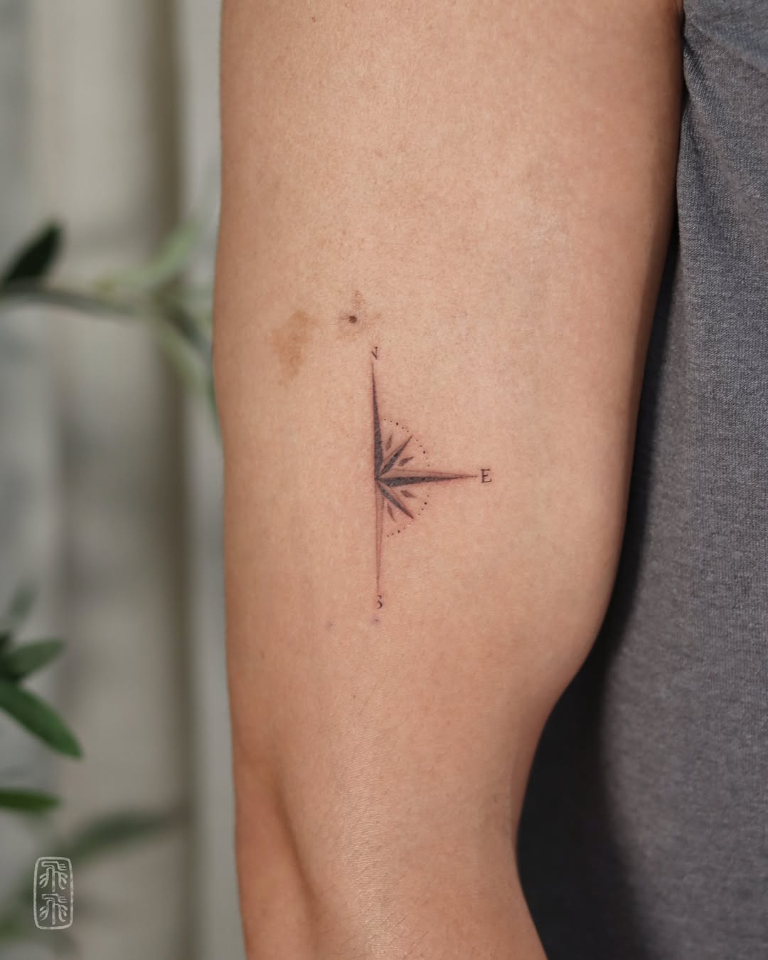 Tattoo by @phoebe_doartink — fine_line, minimalist