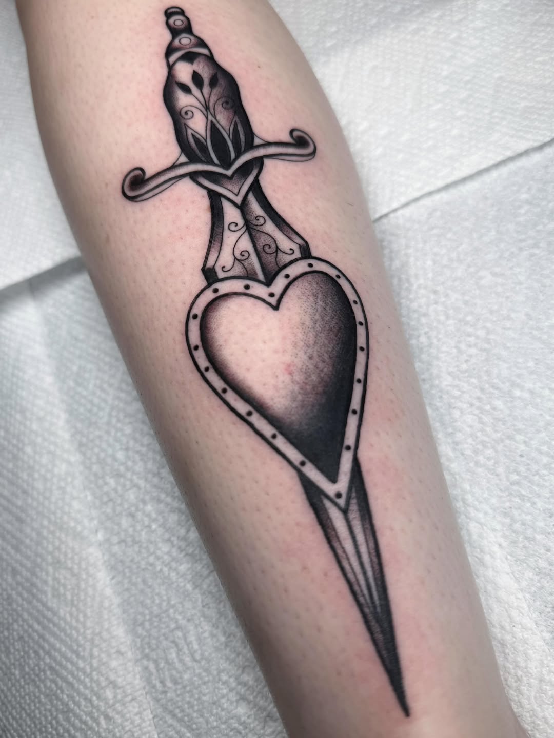 Tattoo by @daniwilliamstattoo — american_traditional, illustrative