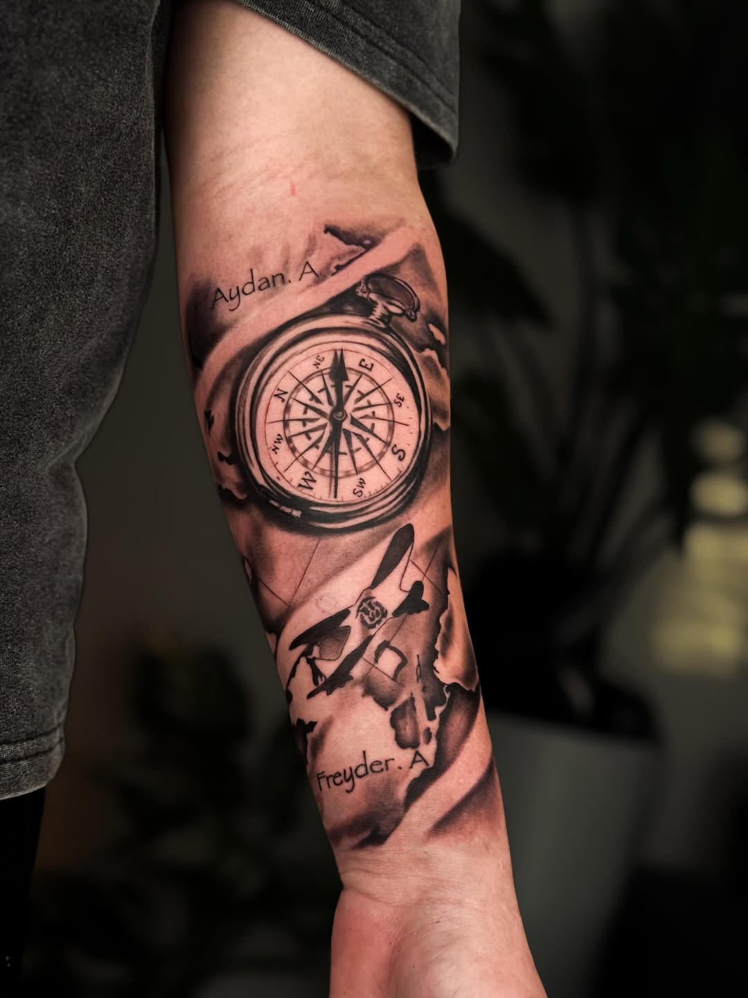 Tattoo by @chelaarte — realism, black_and_grey