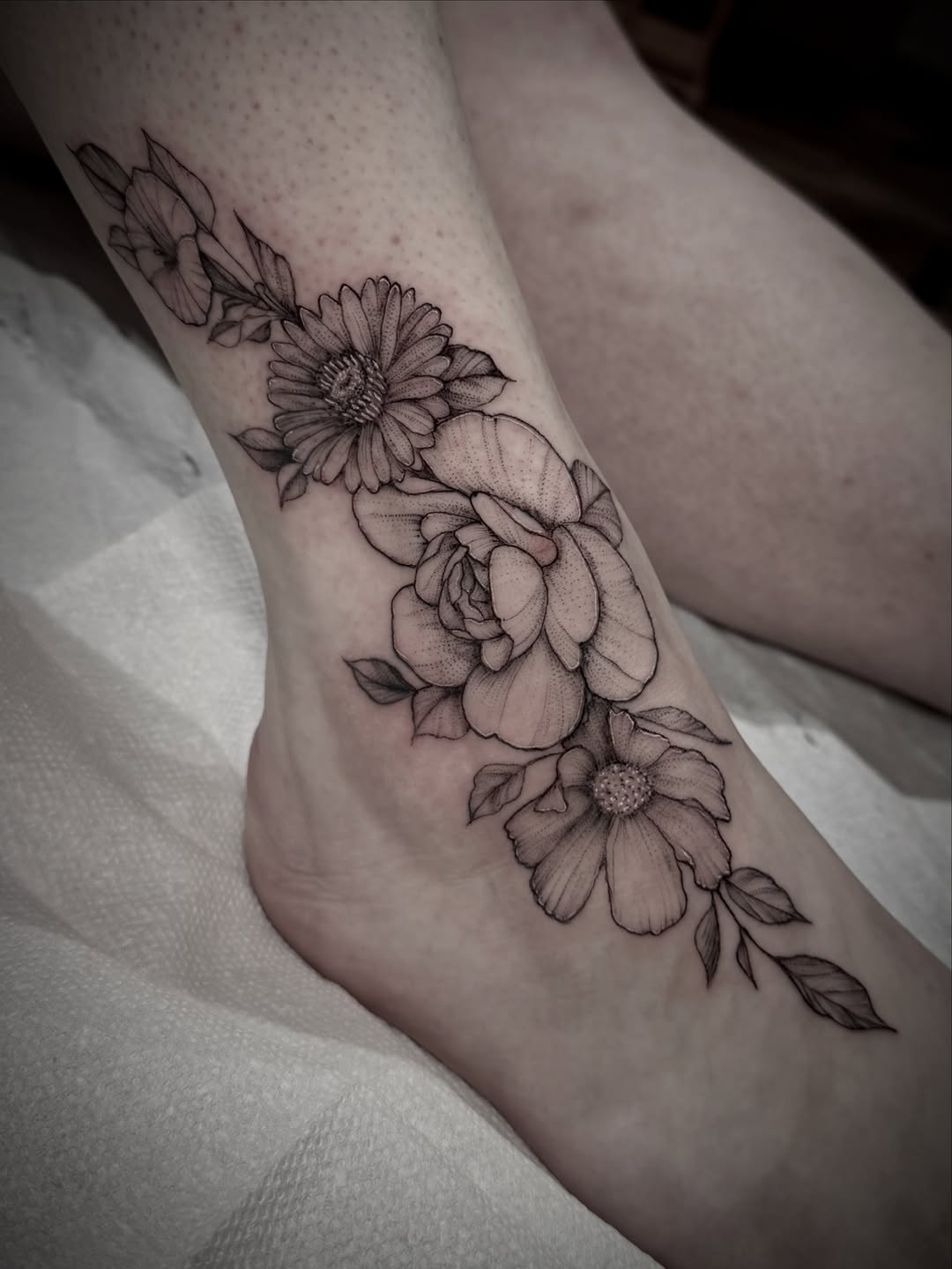 Tattoo by @botanicalbodyart β fine_line