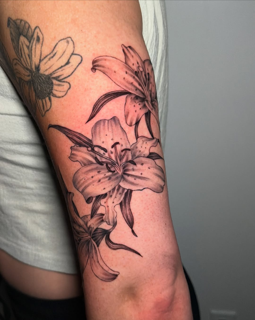 Tattoo by @veranosarttt — black_and_grey, realism