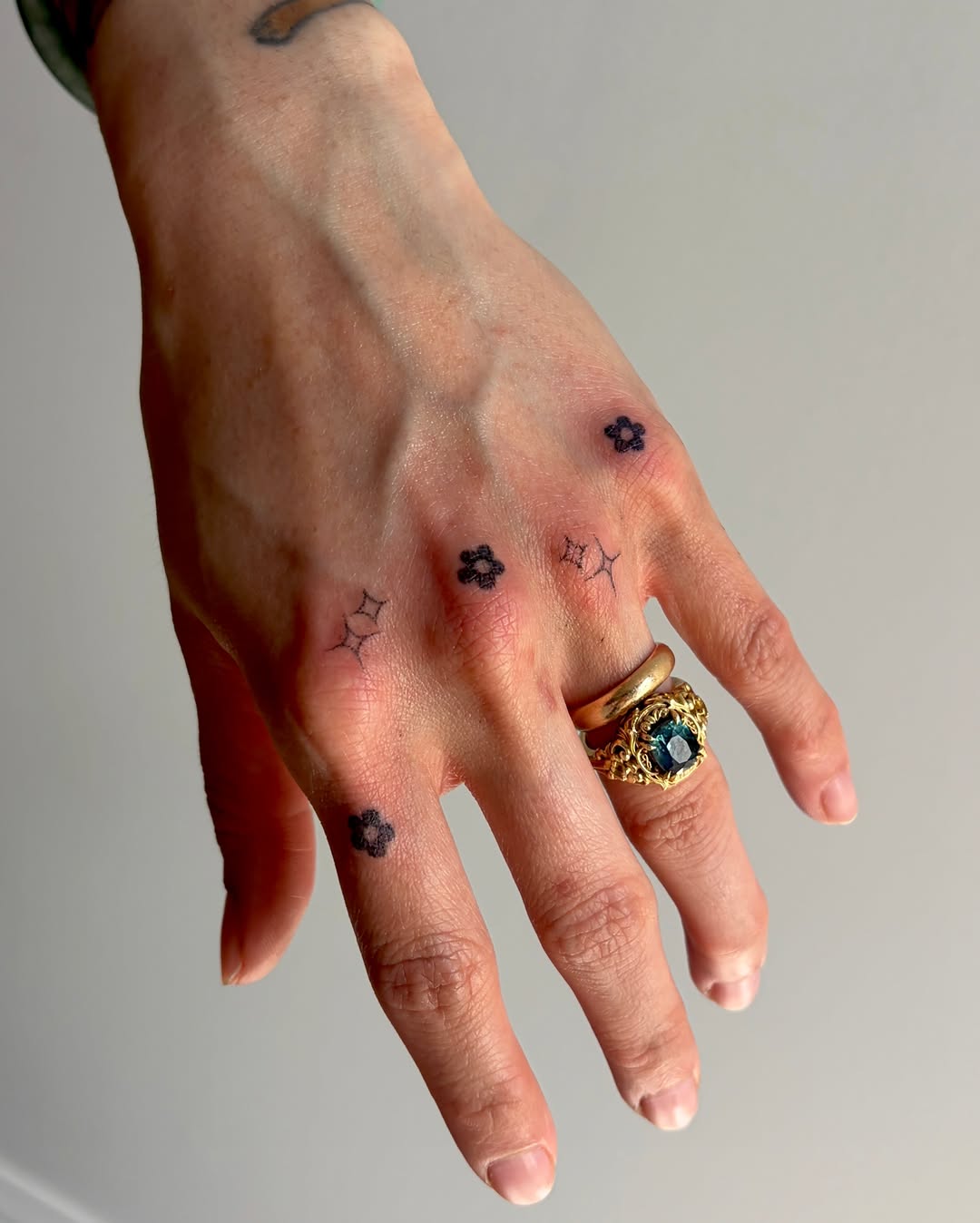 Tattoo by @slxpxke — fine_line, minimalist
