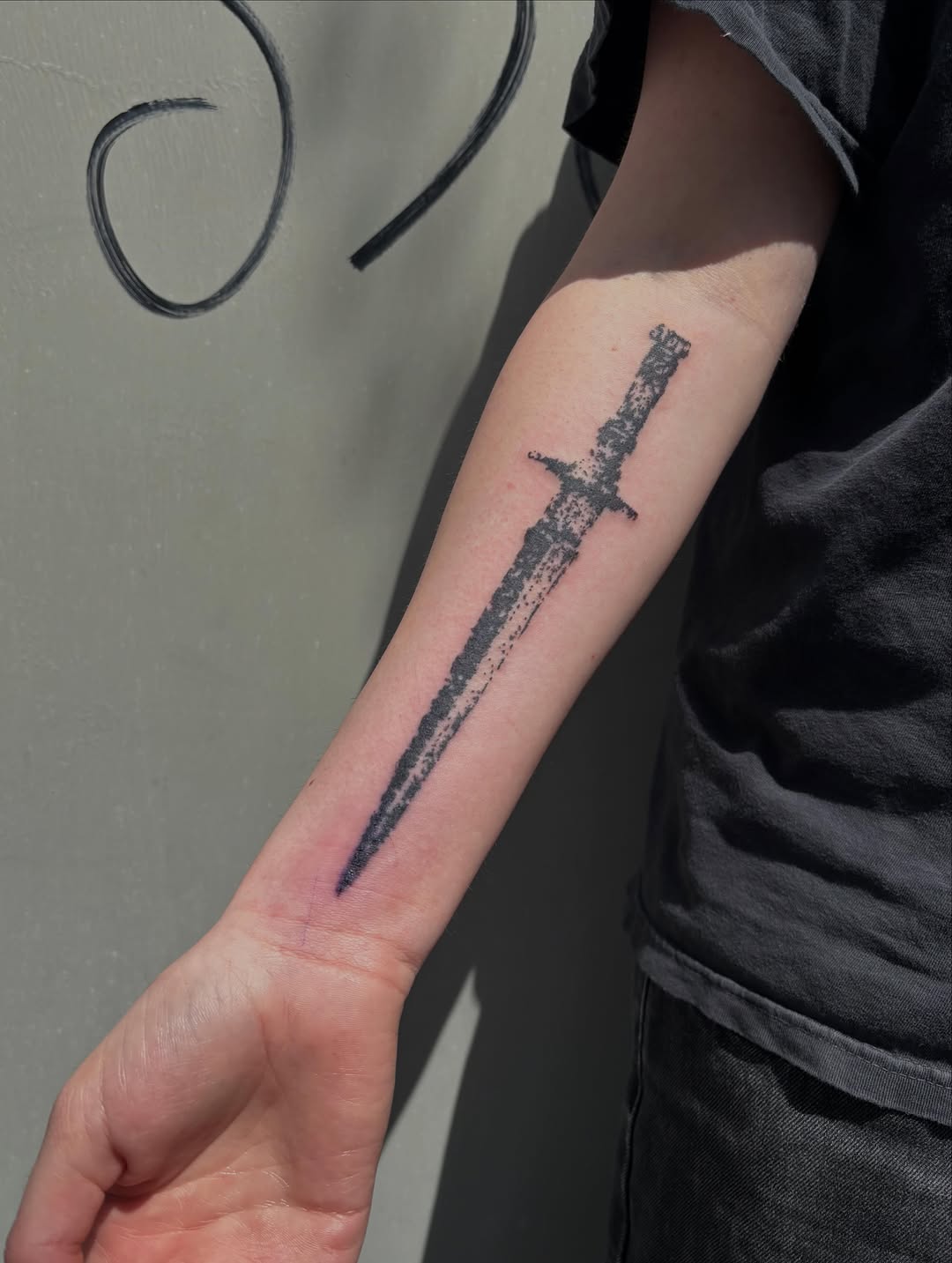 Tattoo by @l00se_needlez โ blackwork