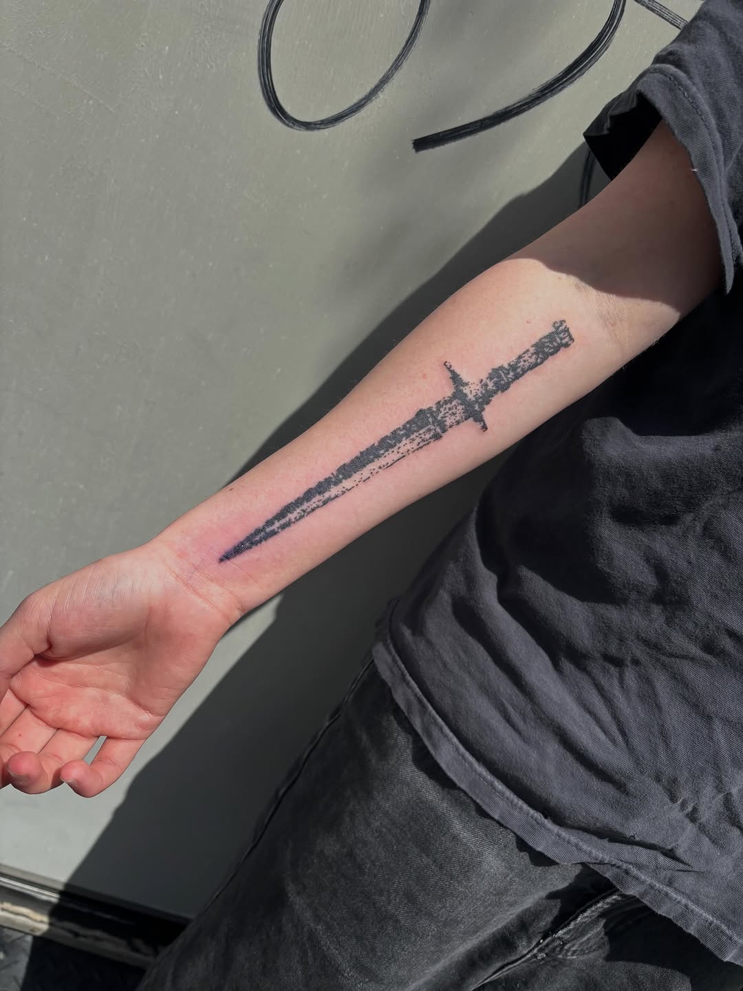 Tattoo by @l00se_needlez โ blackwork