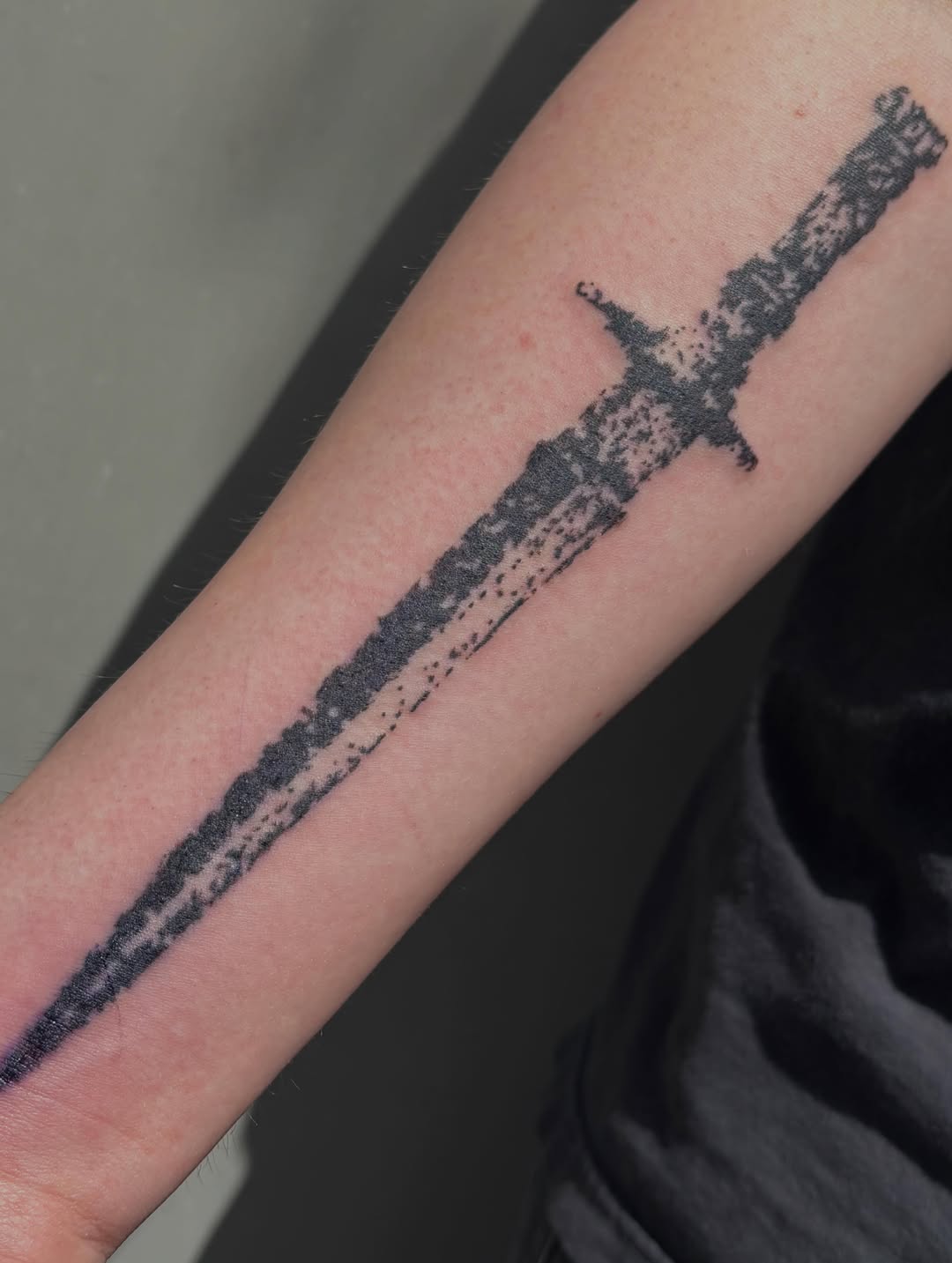 Tattoo by @l00se_needlez โ blackwork
