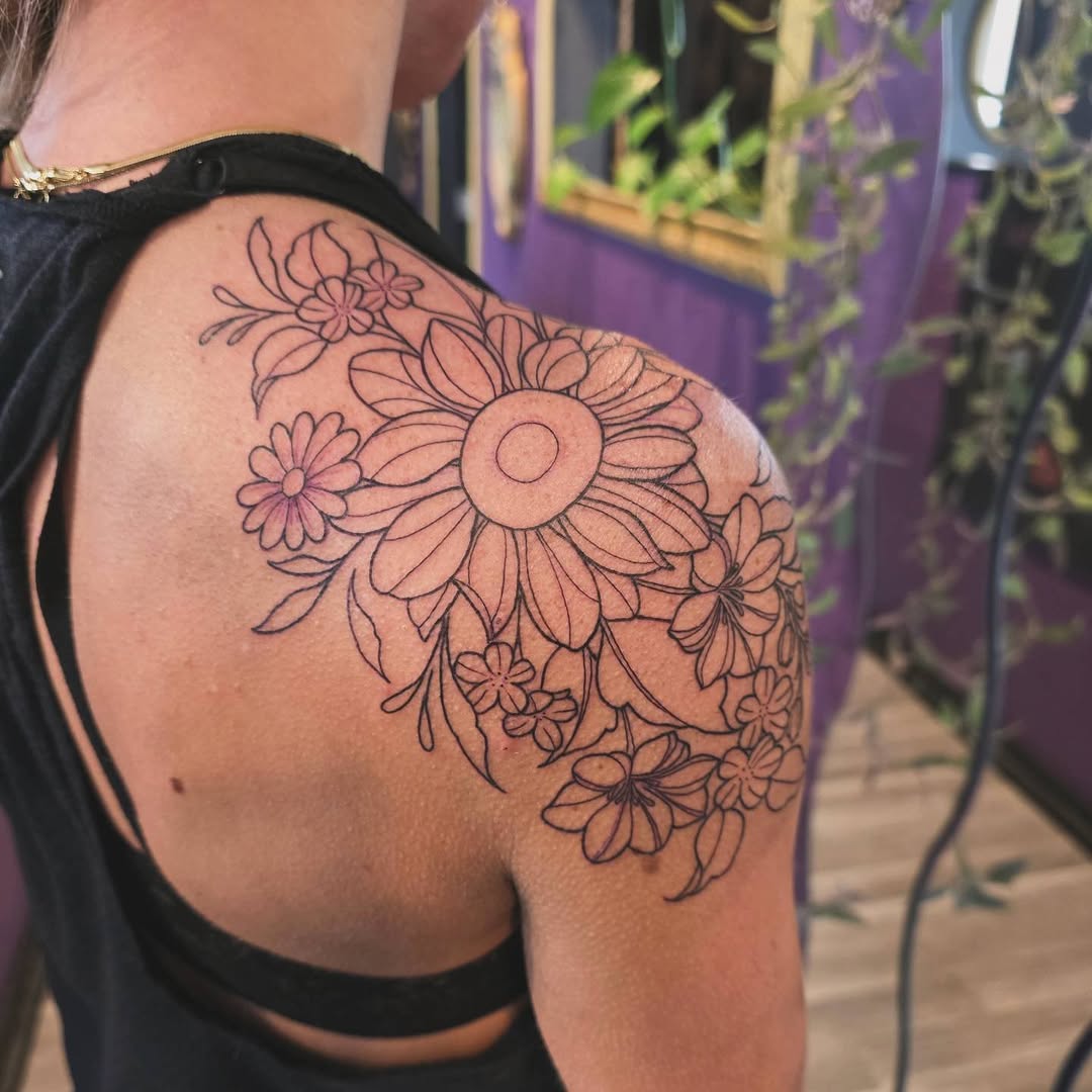 Tattoo by @cassiealtattoos โ fine_line