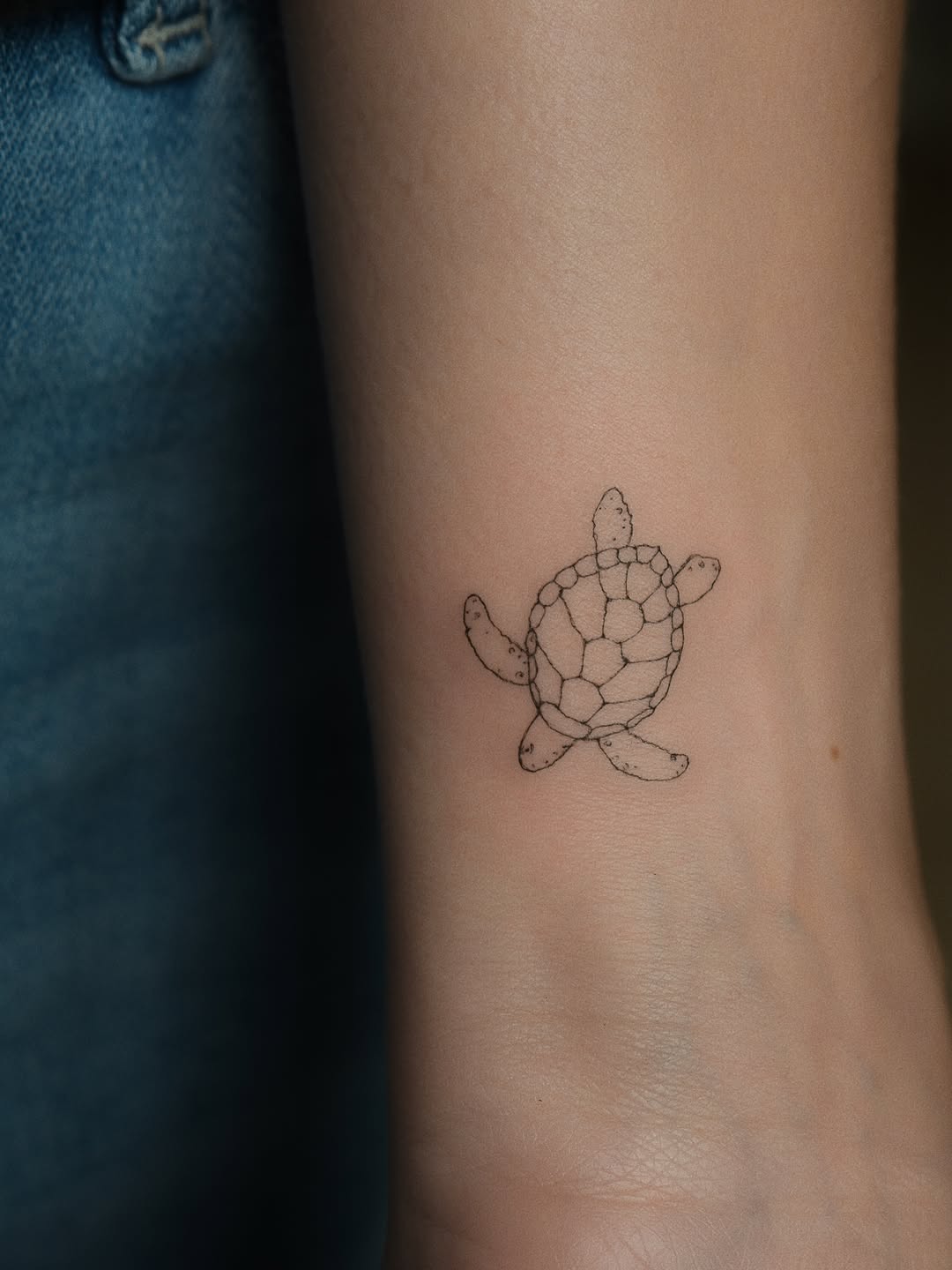 Tattoo by @auras.tattoos — fine_line, minimalist