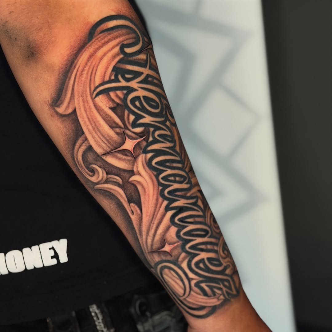 Tattoo by @nandojaa_ink — lettering_script, black_and_grey