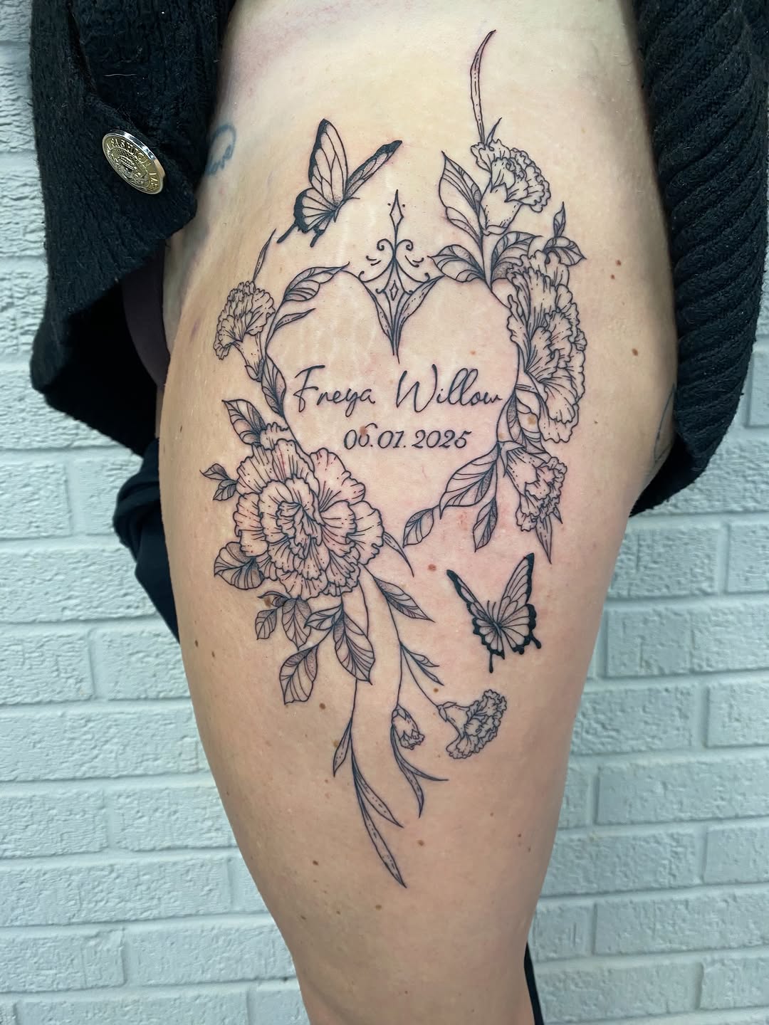 Tattoo by @mozzarellena_tattoos โ fine_line