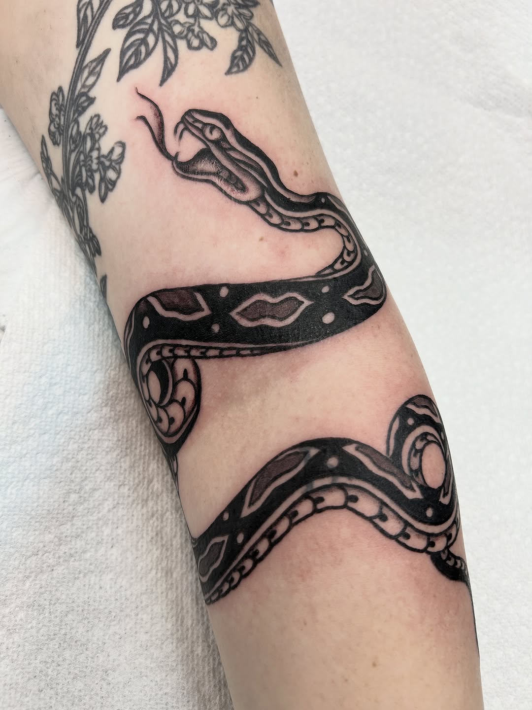Tattoo by @hollydanesi โ blackwork