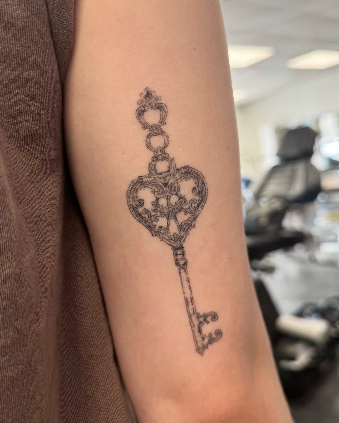 Tattoo by @tatsbyalyssa — fine_line, illustrative