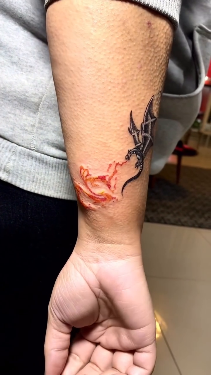 Tattoo by @thaina.otero — black_and_grey, fine_line