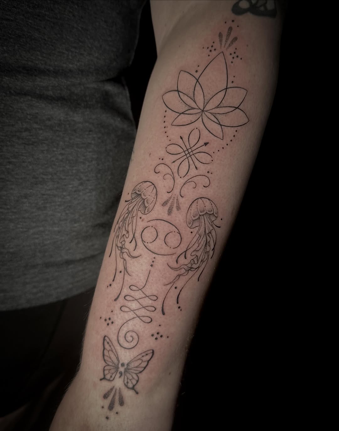 Tattoo by @inkedbysavanna — fine_line, dotwork
