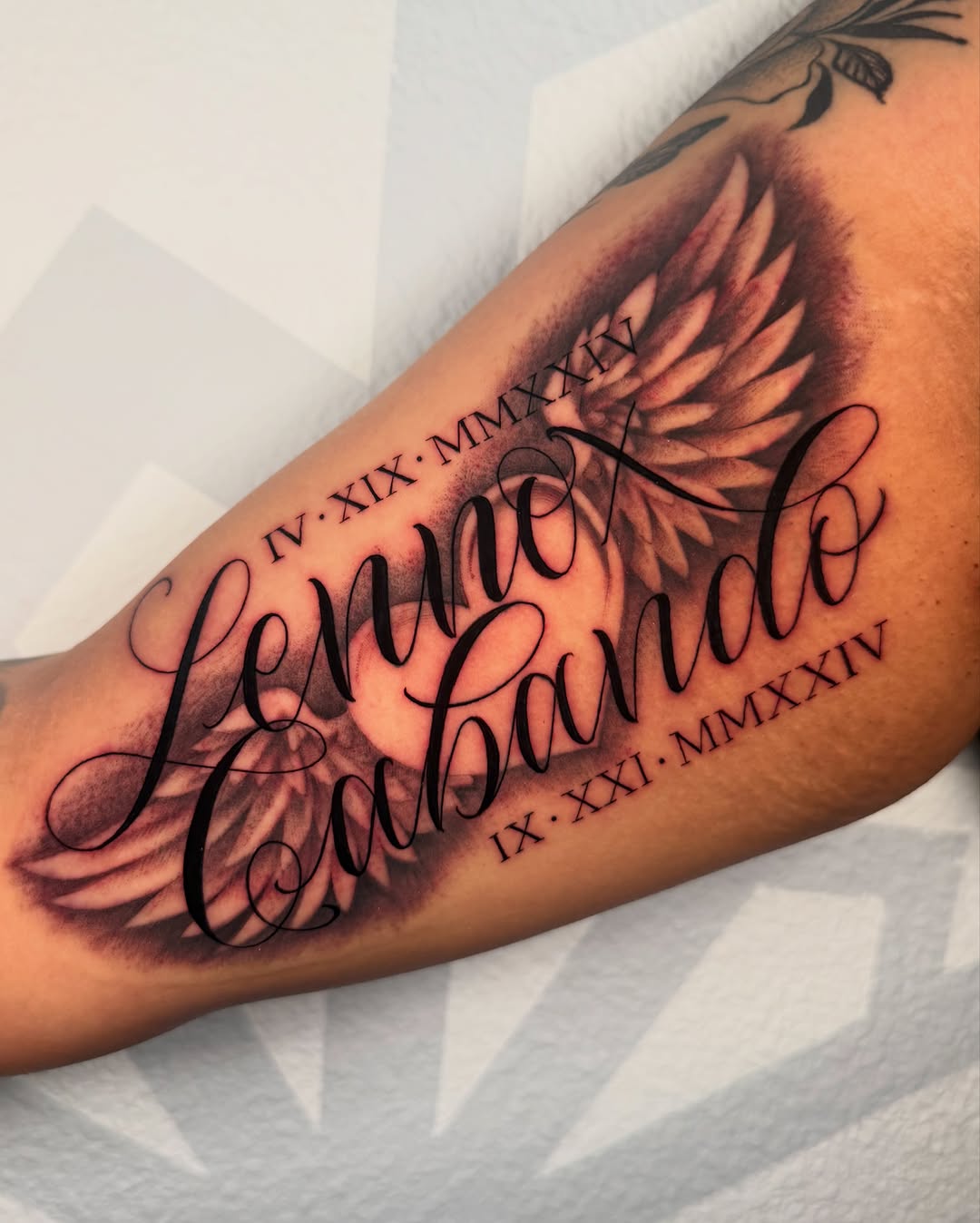 Tattoo by @nandojaa_ink — lettering_script, black_and_grey