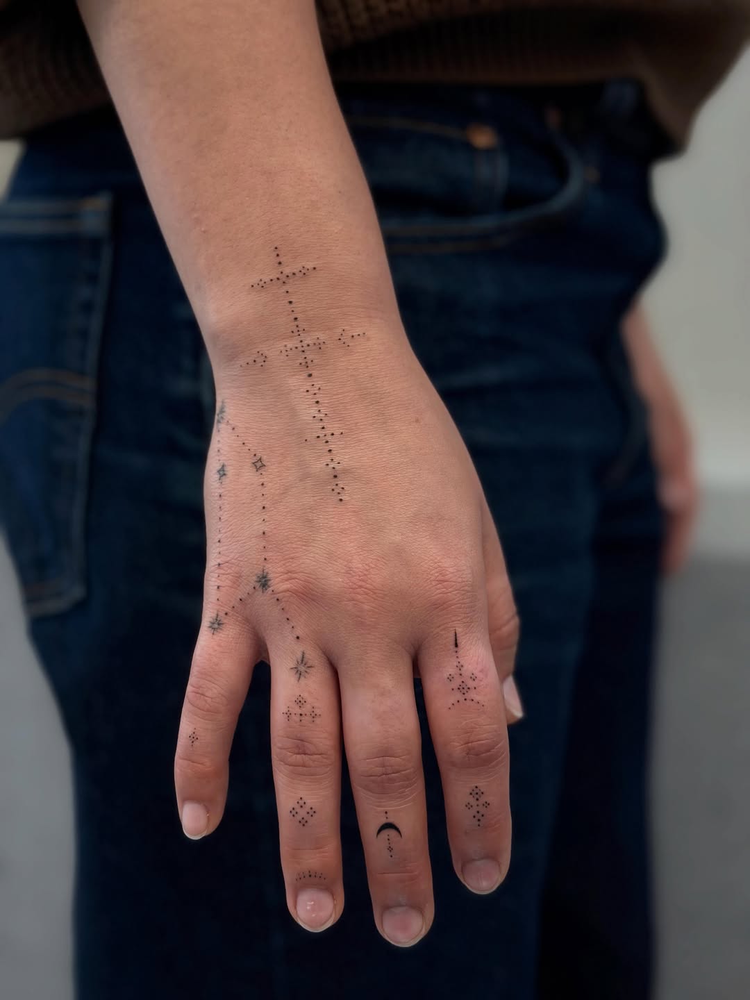 Tattoo by @olyamur.tatts — fine_line, dotwork