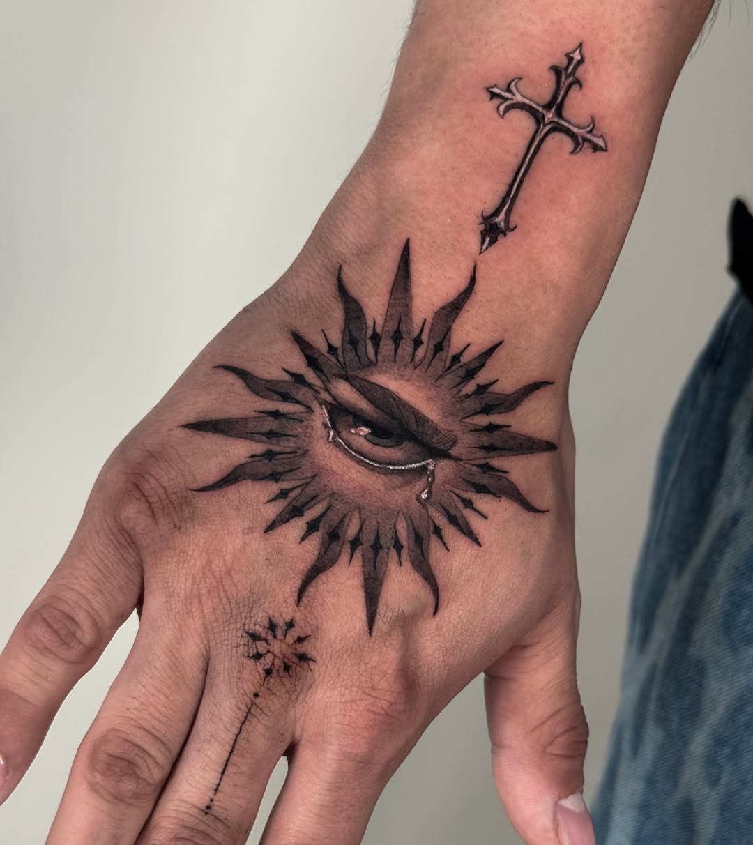 Tattoo by @brisiainks โ blackwork