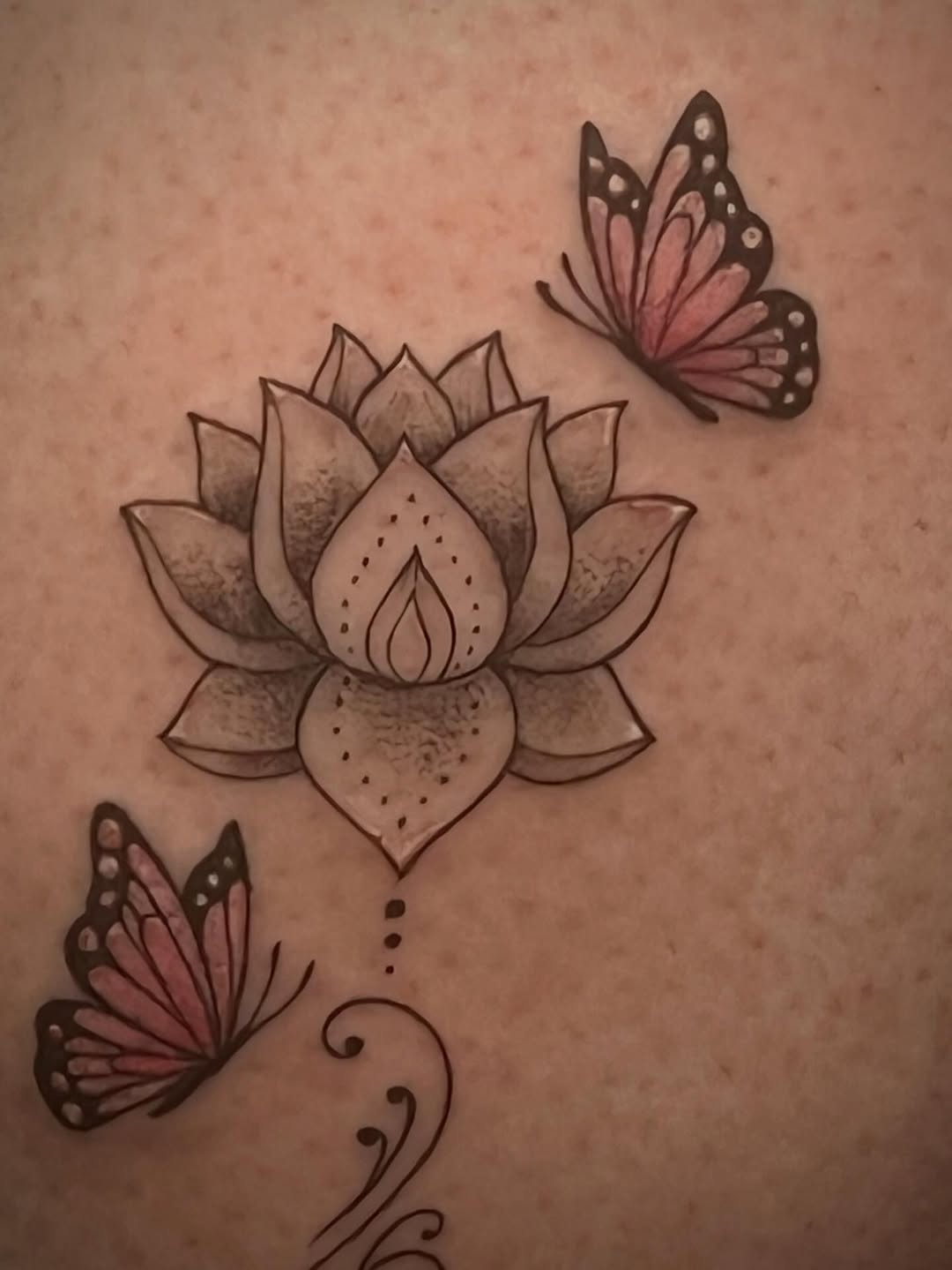 Tattoo by @freya_fataletattoo — illustrative, dotwork