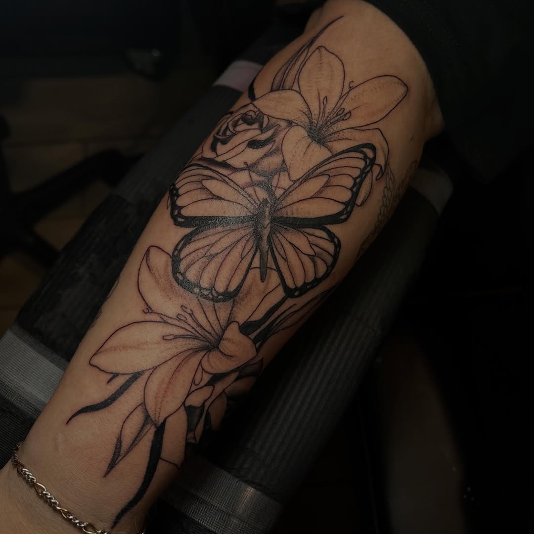 Tattoo by @marlyquinntats ā fine_line