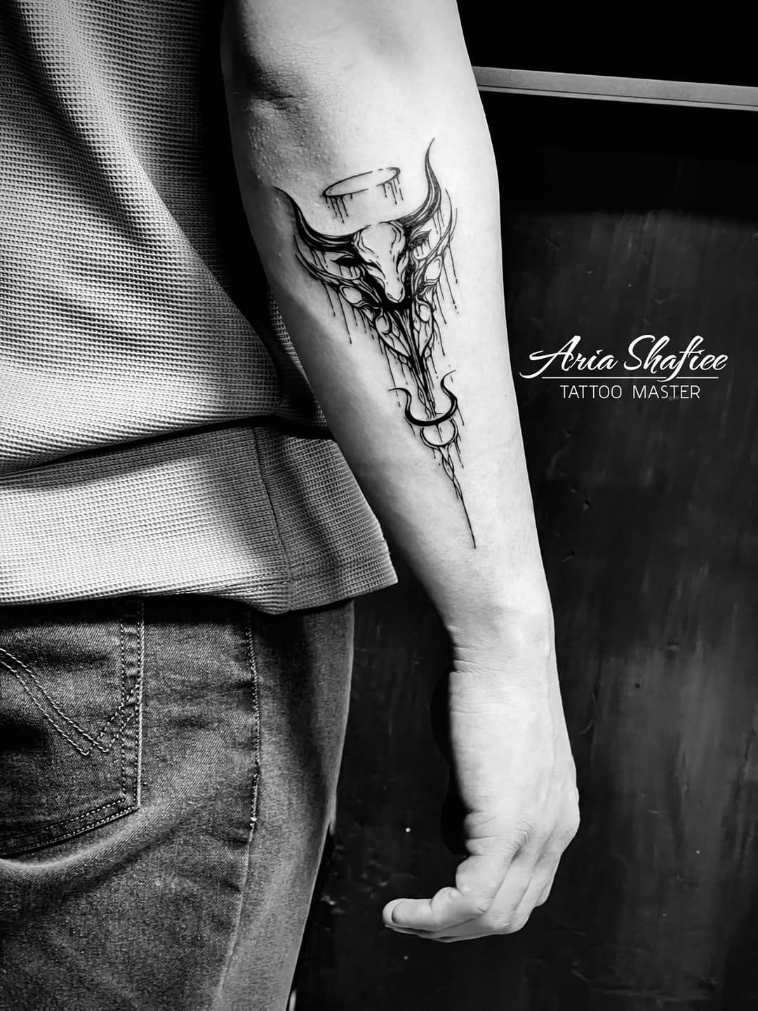 Tattoo by @ariu_tattoo — blackwork