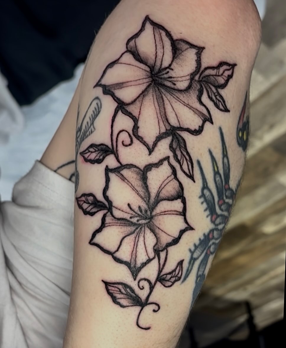 Tattoo by @starxscribbles — black_and_grey