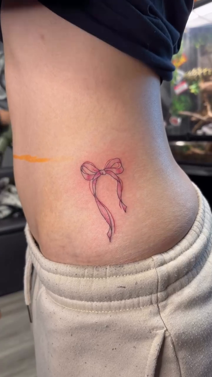 Tattoo by @anac.ttt — fine_line