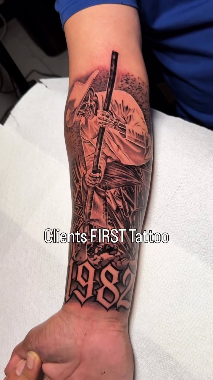 Tattoo by @elfamosoflames — black_and_grey
