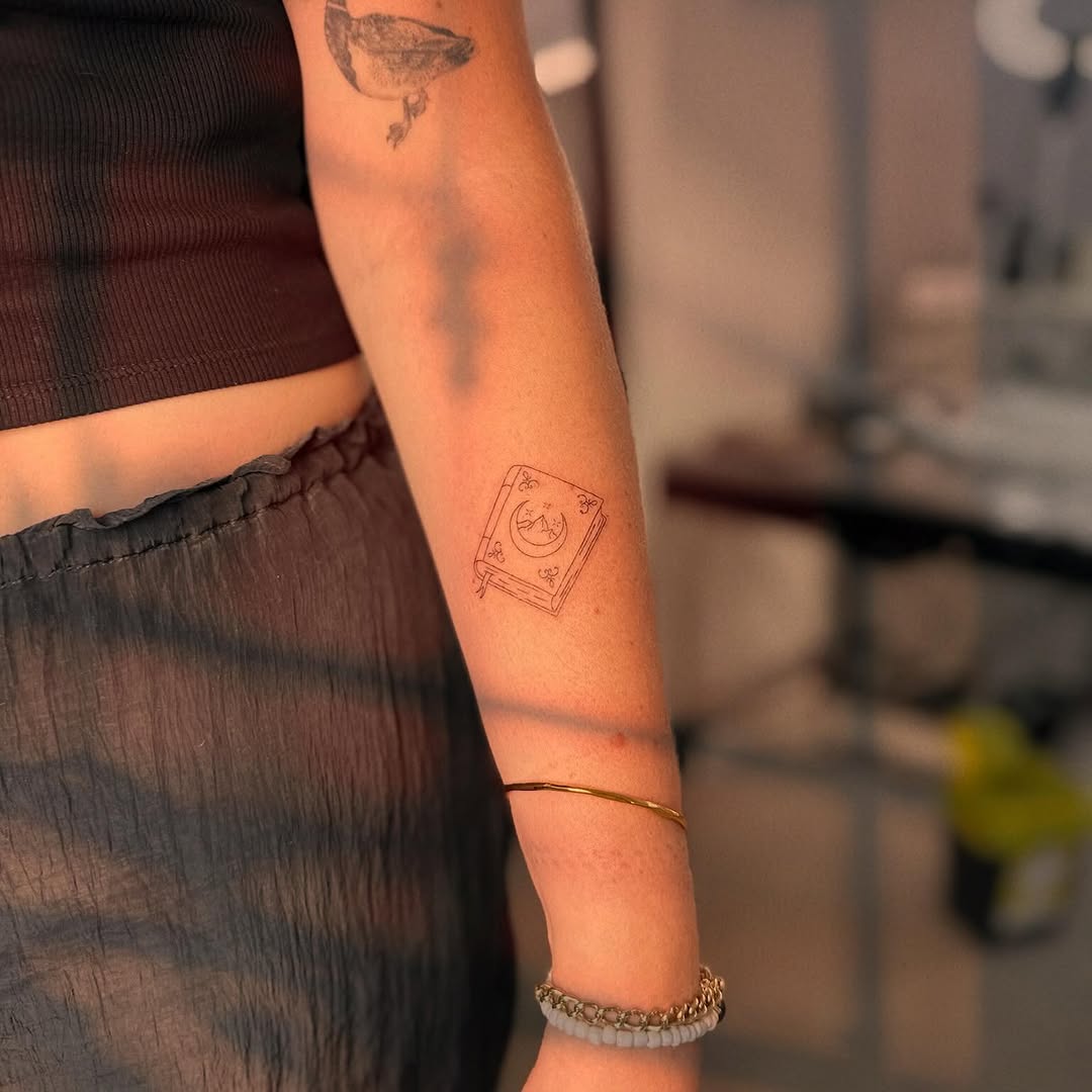 Tattoo by @ellie_tatts β fine_line