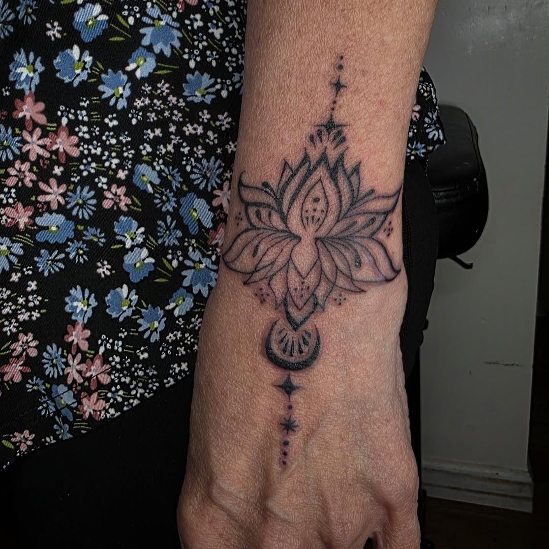 Tattoo by @bblackhoundd โ fine_line, dotwork