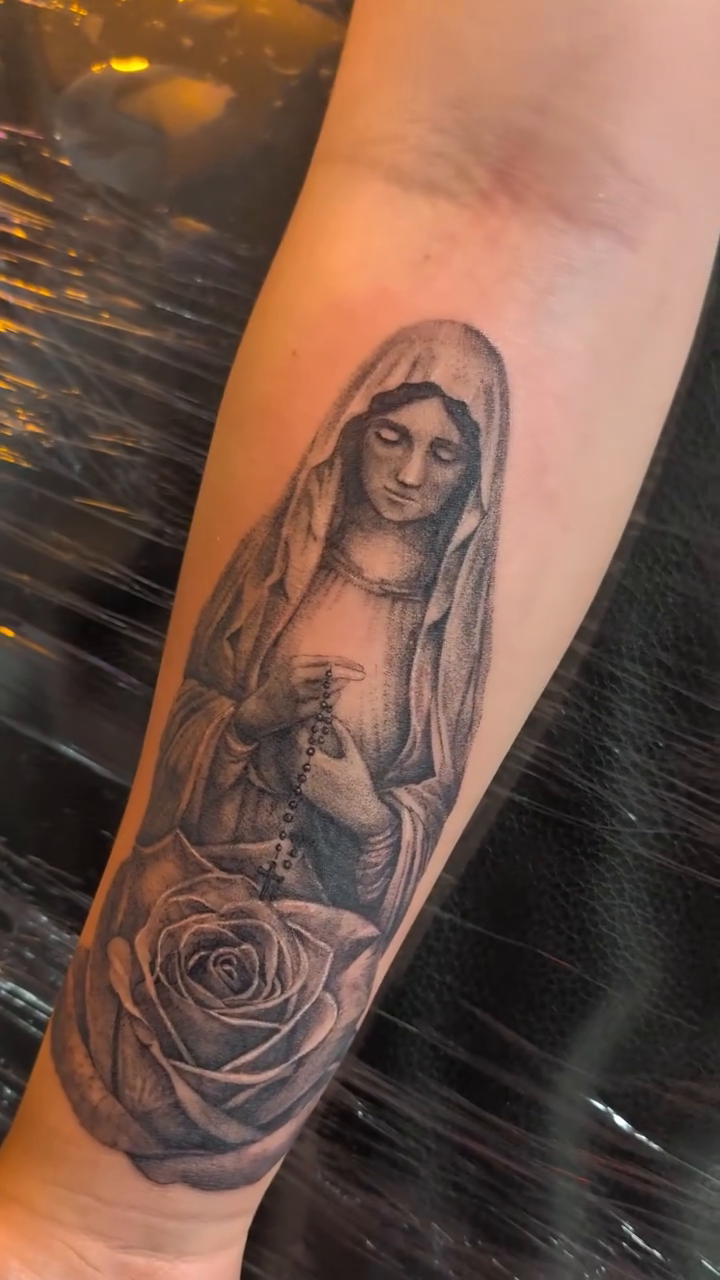 Tattoo by @jqln.ink — black_and_grey, realism