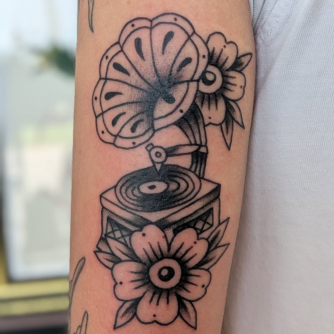 Tattoo by @qualiitygreen — american_traditional, illustrative