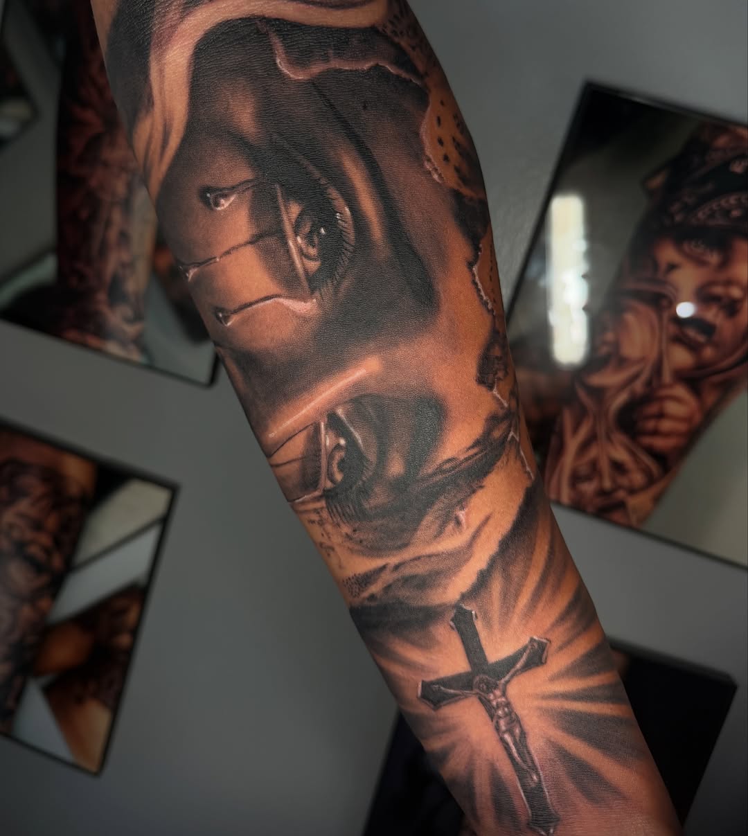 Tattoo by @lasmanosdeltoro — realism, black_and_grey