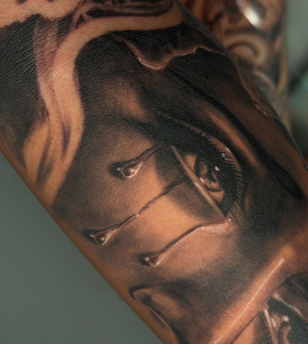 Tattoo by @lasmanosdeltoro — realism, black_and_grey